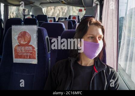 COVID-19 Bus für den öffentlichen Nahverkehr während der Coronavirus-Pandemie Stockfoto