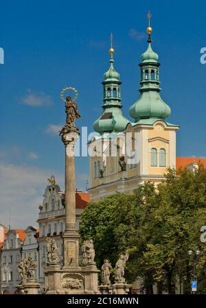 Die Kirche und die Pestsäule in Velke namesti in Hradec Králové in Kralovehradecky kraj (Region Hradec Králové), Tschechische Republik Stockfoto