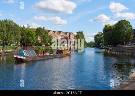 Der Fluss Lea in der Nähe von Tottenham Lock, North London UK, mit Schmalboot Stockfoto