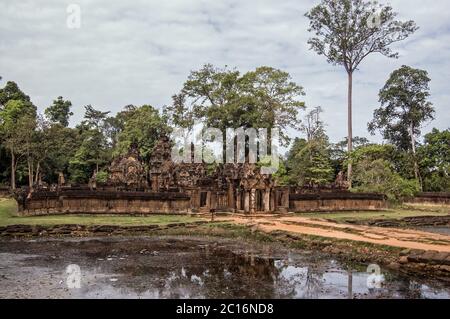 Schöner Tempel von Banteay Srei, Kambodscha. Teil des Angkor-Weltkulturerbes in der Nähe von Siem Reap. Erbaut im 10. Jahrhundert aus geschnitztem rotem Sandstein Stockfoto