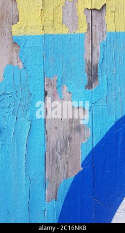 Alte verwitterte Farbe, die sich vom alten Holz trennte und abschälte. Stockfoto
