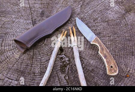 Camping damaskus Messer, Scheide und Sticks auf alten Holzbalken, in der Natur Stockfoto