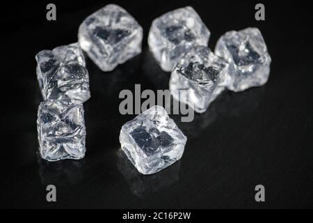 Eiswürfel quadratisch mit Tropfen Wasser sauber auf schwarzem Hintergrund Stockfoto