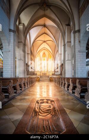 Alte Kirche Interieur in Deutschland, Europa. Sonnenstrahlen strahlen strahlen durch das alte Buntglasfenster der Kathedrale und Beleuchtung im Inneren. Stockfoto