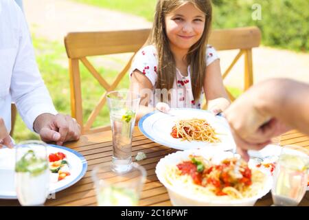 Abendessen Vielfalt an italienischen Gerichten auf Holztisch im Garten Stockfoto