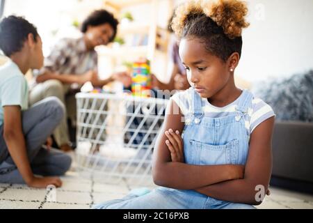 Wenig rebelious Mädchen hat Konflikte mit Familie. Probleme in der Familie. Soziale Fehlverhalten. Stockfoto