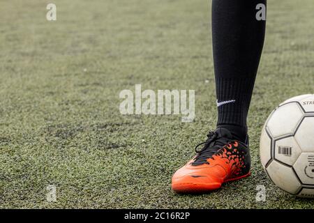 Kiew, Ukraine - 17. August 2019 Fußball mit seinen Füßen auf dem Fußballplatz. Stockfoto