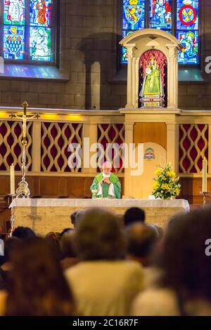Menschen während der Messe in der Kirche St. Michael Stockfoto