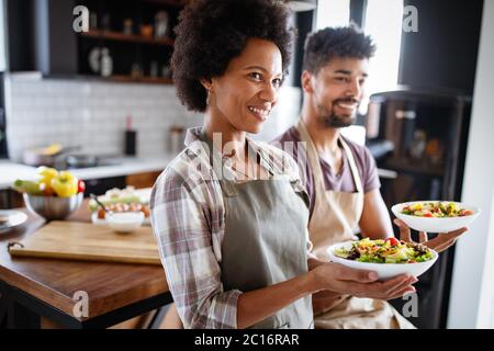 Glückliches Paar Vorbereitung gesundes Essen in der Küche Stockfoto