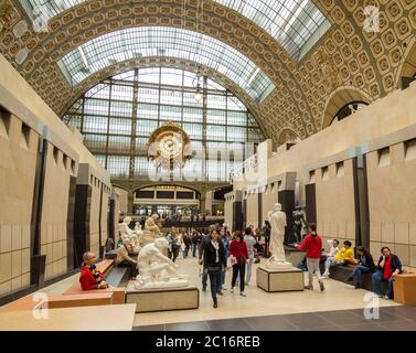 Paris, Frankreich, März 28 2017: Das Innere des musée d'orsay. Es befindet sich im ehemaligen Gare d'Orsay, einem Bahnhof der Beaux-Arts Stockfoto