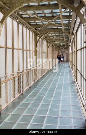 Paris, Frankreich, März 28 2017: Das Innere des musée d'orsay. Es befindet sich im ehemaligen Gare d'Orsay, einem Bahnhof der Beaux-Arts Stockfoto