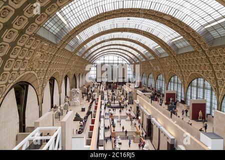 Paris, Frankreich, März 28 2017: Das Innere des musée d'orsay. Es befindet sich im ehemaligen Gare d'Orsay, einem Bahnhof der Beaux-Arts Stockfoto