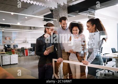 Gruppe von jungen Unternehmern und Designern. Arbeiten sie auf neues Projekt. Start-up-Konzept. Stockfoto