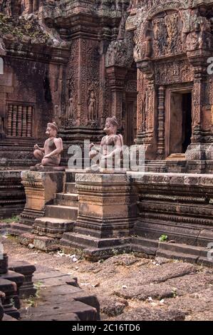 Statuen von Hütern vor dem Eingang zu einer Kapelle im Banteay Srei Tempel, Angkor, Kambodscha. Stockfoto