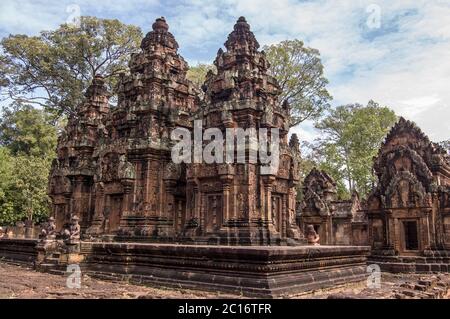 Der alte Khmer Tempel von Banteay Srei. Erbaut aus geschnitztem, rotem Sandstein im Jahr 967, Angkor, Kambodscha. Stockfoto