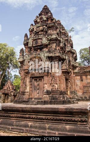 Kapelle, oder Prasaten im alten Khmer Tempel von Banteay Srei, erbaut 967 in Angkor, Kambodscha. Stockfoto