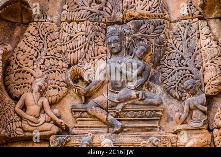 Alte Khmer Bas Relief Schnitzerei zeigt die Hindu Götter Shiva und Uma sitzen auf dem Berg Kailas. Banteay Srei Tempel, Angkor, Kambodscha. Stockfoto