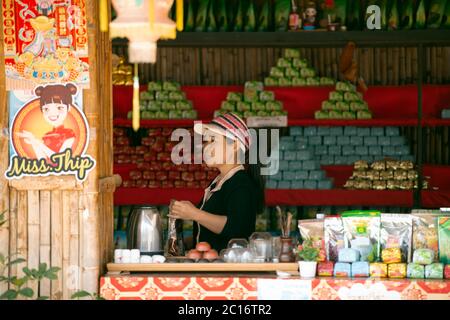 Ein Verkäufer in ihrem Geschäft in Ban Rak Thai chinesischem Dorf, Mae Hong Son Provinz, Nord-Thailand. Stockfoto