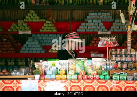 Ein Verkäufer in ihrem Geschäft in Ban Rak Thai chinesischem Dorf, Mae Hong Son Provinz, Nord-Thailand. Stockfoto