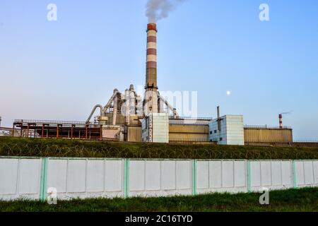 Verschmutzung der atmosphärischen Luft aus den Schornsteinen der Pflanzen Stockfoto