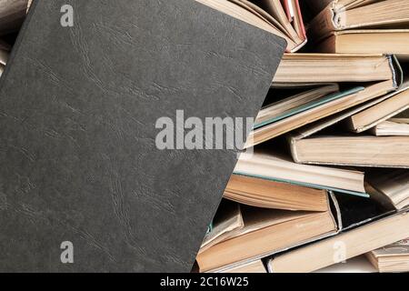 Schwarzes Notizbuch auf der Seite der Bücher Stockfoto