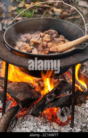 Köstliches Schweinefleisch und Organe traditionell im Kessel gekocht Stockfoto