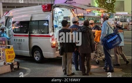 Tokyo Rettungsdienste reagieren auf Notfälle in der Straße von Shibuya, Tokio, Japan in der Nacht. Stockfoto