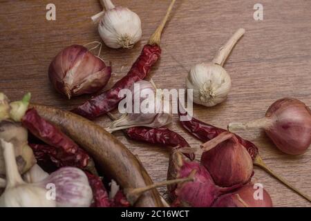 Knoblauch und Chilis auf Holz. Stockfoto