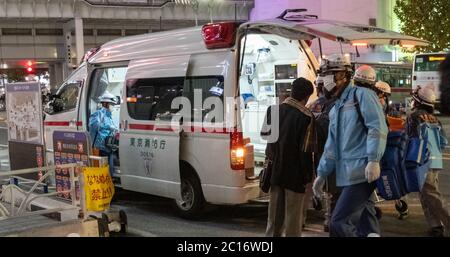 Tokyo Rettungsdienste reagieren auf Notfälle in der Straße von Shibuya, Tokio, Japan in der Nacht. Stockfoto