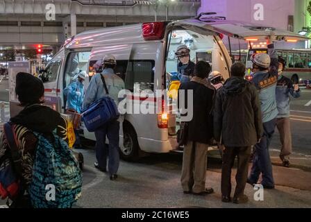 Tokyo Rettungsdienste reagieren auf Notfälle in der Straße von Shibuya, Tokio, Japan in der Nacht. Stockfoto