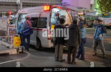 Tokyo Rettungsdienste reagieren auf Notfälle in der Straße von Shibuya, Tokio, Japan in der Nacht. Stockfoto