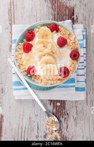 Müsli mit frischen Joghurt mit Himbeeren Stockfoto