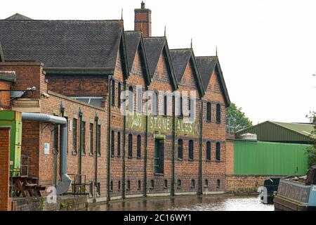 Die Joule's Stone Ales Brewery und Trent und Mersey Canal in Stone, Staffordshire und Standort der Crown Wharf Development Stockfoto