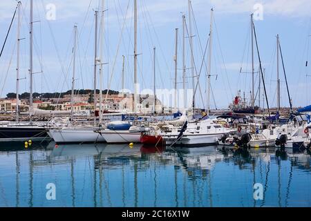 RETHYMNO, DIE INSEL KRETA, GRIECHENLAND - 30. MAI 2019: Schöne große weiße Yachten im Hafen von Rethymno, der Insel Kreta, Griechenland Stockfoto