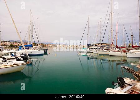 RETHYMNO, DIE INSEL KRETA, GRIECHENLAND - 30. MAI 2019: Schöne große weiße Yachten im Hafen von Rethymno, der Insel Kreta, Griechenland Stockfoto