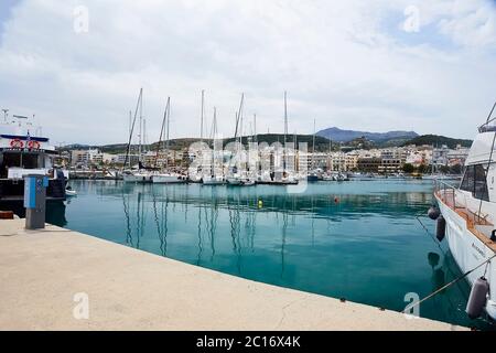 RETHYMNO, DIE INSEL KRETA, GRIECHENLAND - 30. MAI 2019: Schöne große weiße Yachten im Hafen von Rethymno, der Insel Kreta, Griechenland Stockfoto