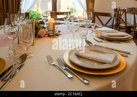 Dekorierte Hochzeitstische bereit für die Zeremonie Stockfoto