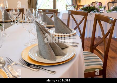 Dekorierte Hochzeitstische bereit für die Zeremonie Stockfoto