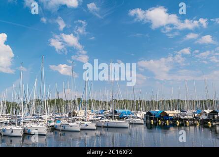 Segelboot auf offener See in sommer, Bodensee, Deutschland Stockfoto