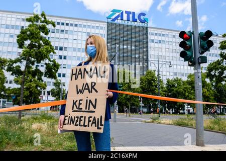 14. Juni 2020, Berlin, Berlin, Deutschland: Eine Frau mit einem Schild mit der Aufschrift 'Hanau war kein Einzelfall' Hanau war kein Einzelfall] kann man sehen, während mehrere tausend Menschen, verschiedene Allianzen, linke Parteien und NGOs an einer Demonstration mit dem Titel "Unteilbar" (unteilbar) teilnehmen, um eine Menschenkette aufzubauen, um für eine antirassistische, soziale und klimafreundlichen Gesellschaft zu protestieren. Die Teilnehmer stehen auf einer langen Strecke von neun Kilometern, auf der die meisten Teilnehmer die erforderliche Distanz von 3 Metern halten und aufgrund der anhaltenden weltweiten Covid-19-Pandemie Gesichtsmasken tragen. Zusammen bilden sie die Stockfoto