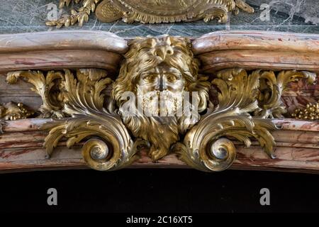 Bas Relief von alten Gebäude Steinwand Stockfoto