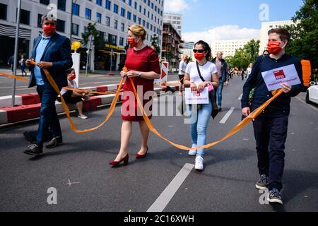 14. Juni 2020, Berlin, Berlin, Deutschland: Franziska Giffey (SPD), Bundesministerin für Familie, Senioren, Frauen und Jugend und Kevin KÃ¼hnert (SPD), Bundesvorsitzender der Arbeitsgruppe Jugendsozialistinnen und Jugendsozialisten in der SPD, sind zu sehen, während mehrere tausend Menschen, verschiedene Bündnisse, Linke Parteien und NGOs nehmen an einer Demonstration mit dem Titel "Unteilbar" Teil, um eine Menschenkette aufzubauen, um für eine antirassistische, soziale und klimafreundlich-faire Gesellschaft zu protestieren. Die Teilnehmer stehen auf einer langen Strecke von neun Kilometern, auf der die meisten Teilnehmer die erforderliche Distanz von 3 Metern und halten Stockfoto