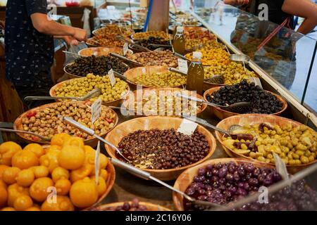 Verschiedene Arten von marinierten Oliven zum Verkauf an einem Stand in Kapuzinermarkt (Marche des capucins) ein Landwirt und Markt für Produkte in Bordeaux Stadt, Frankreich Stockfoto
