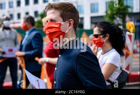 14. Juni 2020, Berlin, Berlin, Deutschland: Kevin KÃ¼hnert (SPD), Bundesvorsitzender der Arbeitsgruppe JugendsozialistInnen in der SPD, ist zu sehen, während mehrere tausend Menschen, verschiedene Allianzen, Linke Parteien und NGOs nehmen an einer Demonstration mit dem Titel "Unteilbar" Teil, um eine Menschenkette aufzubauen, um für eine antirassistische, soziale und klimafreundlich-faire Gesellschaft zu protestieren. Die Teilnehmer stehen auf einer langen Strecke von neun Kilometern, auf der die meisten Teilnehmer die erforderliche Distanz von 3 Metern halten und aufgrund der anhaltenden weltweiten Covid-19-Pandemie Gesichtsmasken tragen. Zusammen bilden sie das sogenannte Stockfoto