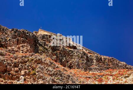 GRAMVOUSA - BALOS, KRETA, GRIECHENLAND - 4. JUNI 2019: Blick auf die Piratenburg auf dem Gipfel des Berges auf der Insel Gramvousa. Stockfoto