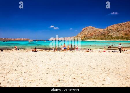 GRAMVOUSA - BALOS, DIE INSEL KRETA, GRIECHENLAND - 4. JUNI 2019: Der schöne Meerblick und die Menschen am Strand von Balos. Stockfoto