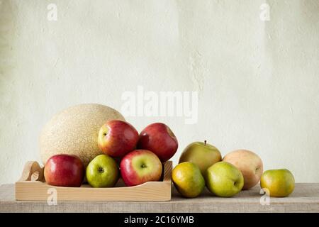 Viele Früchte auf Holztablett Stockfoto