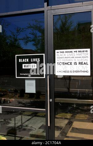 Schaufenster in der Innenstadt von Tucson mit einem Poster, das 'Black Lives Matter' unterstützt Stockfoto
