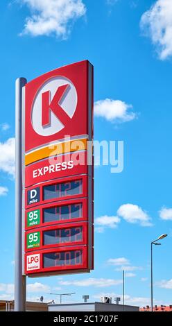 Stettin, Polen - 14. Juni 2020: Circle K Express Tankstelle Preisplatine in der Stadt Stettin an einem sonnigen Tag. Stockfoto