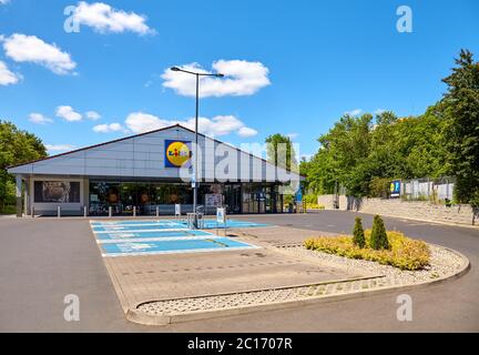 Stettin, Polen - 14. Juni 2020: Lidl-Lebensmittelgeschäft mit leerem Parkplatz an einem sonnigen Tag. Stockfoto